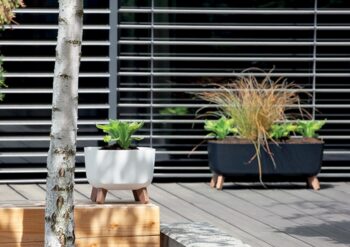 Vytvorte priestor pre zasadenie rastlín či kvetín u Vás doma, na záhrade či terase pomocou plastového kvetináča na nožičkách DGQL300E 29cm, ktorý je vyrobený v krásnom prevedení sivý betón. Tento originálny kúsok s betónovým efektom sa stane nie len praktickým pomocníkom, ale tiež krásnym…