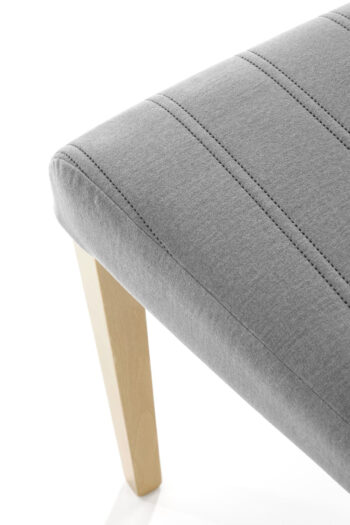 Jedálenská stolička Diego 3 je elegantným a praktickým doplnkom do každej modernej kuchyne alebo jedálne. Jej svetlosivé prevedenie v látke Velvet dodáva interiéru jemnú eleganciu a teplý dub medový odtieň pridáva na robustnosti a trvanlivosti.