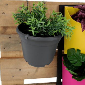 Balkónový kvetináč Digal v elegantnej sivej farbe je ideálnym riešením pre všetkých milovníkov rastlín, ktorí chcú skrášliť svoj balkón alebo terasu. Tento moderný kvetináč od značky KONDELA kombinuje funkčnosť s estetickým vzhľadom, čím sa stáva skvelým doplnkom do interiéru aj exteriéru.