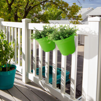 Balkónový kvetináč Digal v zelenej farbe je ideálnym riešením pre všetkých milovníkov rastlín, ktorí chcú skrášliť svoj balkón alebo terasu. Tento moderný kvetináč od značky KONDELA kombinuje praktickosť s estetickým vzhľadom, čím sa stáva skvelým doplnkom do interiéru aj exteriéru.