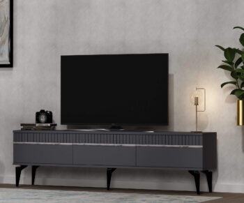 TV stolík DIMENSION - luxusný doplnok pre vašu obývaciu izbuTV stolík DIMENSION je perfektným spojením elegancie a funkčnosti, ktoré zaujme každého milovníka moderného dizajnu. Jeho luxusný vzhľad a praktické usporiadanie robia z tohto stolíka ideálny doplnok pre vašu obývaciu izbu.Vyrobený z vysoko kvalitného LTD materiálu s hrúbkou 18 mm, stolík DIMENSION zaručuje pevnosť a dlhú životnosť. Disponuje priestrannou skrinkou s tromi dvierkami, ktorá ponúka dostatok úložného priestoru pre vaše multimediálne zariadenia a ďalšie potreby. Vďaka svojmu modernému a luxusnému štýlu sa stolík stane stredobodom vašej obývačky.Hlavné vlastnosti produktu:Typ tovaru: TV stolíkVhodné do miestnosti: obývacia izbaMateriál: LTDRozmery: 44.6 x 180 x 29.6 cmFarba: antracit + striebornáVybavenie: skrinkaŠtýl: luxusnéPočet dvierok: 3Dodatočné informácie: Dodávame v demonte, plastové nožičkyTV stolík DIMENSION je dodávaný v demontovanom stave, čo uľahčuje prepravu a montáž. Plastové nožičky zaisťujú stabilitu a ochranu podlahy pred poškodením.