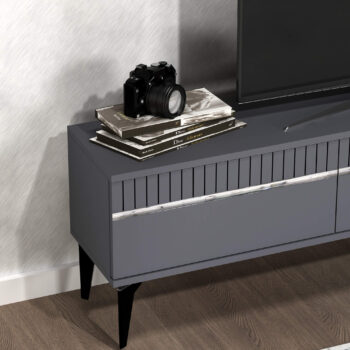 TV stolík DIMENSION - luxusný doplnok pre vašu obývaciu izbuTV stolík DIMENSION je perfektným spojením elegancie a funkčnosti, ktoré zaujme každého milovníka moderného dizajnu. Jeho luxusný vzhľad a praktické usporiadanie robia z tohto stolíka ideálny doplnok pre vašu obývaciu izbu.Vyrobený z vysoko kvalitného LTD materiálu s hrúbkou 18 mm, stolík DIMENSION zaručuje pevnosť a dlhú životnosť. Disponuje priestrannou skrinkou s tromi dvierkami, ktorá ponúka dostatok úložného priestoru pre vaše multimediálne zariadenia a ďalšie potreby. Vďaka svojmu modernému a luxusnému štýlu sa stolík stane stredobodom vašej obývačky.Hlavné vlastnosti produktu:Typ tovaru: TV stolíkVhodné do miestnosti: obývacia izbaMateriál: LTDRozmery: 44.6 x 180 x 29.6 cmFarba: antracit + striebornáVybavenie: skrinkaŠtýl: luxusnéPočet dvierok: 3Dodatočné informácie: Dodávame v demonte, plastové nožičkyTV stolík DIMENSION je dodávaný v demontovanom stave, čo uľahčuje prepravu a montáž. Plastové nožičky zaisťujú stabilitu a ochranu podlahy pred poškodením.