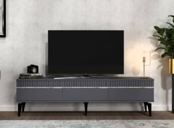 TV stolík DIMENSION - luxusný doplnok pre vašu obývaciu izbuTV stolík DIMENSION je perfektným spojením elegancie a funkčnosti, ktoré zaujme každého milovníka moderného dizajnu. Jeho luxusný vzhľad a praktické usporiadanie robia z tohto stolíka ideálny doplnok pre vašu obývaciu izbu.Vyrobený z vysoko kvalitného LTD materiálu s hrúbkou 18 mm, stolík DIMENSION zaručuje pevnosť a dlhú životnosť. Disponuje priestrannou skrinkou s tromi dvierkami, ktorá ponúka dostatok úložného priestoru pre vaše multimediálne zariadenia a ďalšie potreby. Vďaka svojmu modernému a luxusnému štýlu sa stolík stane stredobodom vašej obývačky.Hlavné vlastnosti produktu:Typ tovaru: TV stolíkVhodné do miestnosti: obývacia izbaMateriál: LTDRozmery: 44.6 x 180 x 29.6 cmFarba: antracit + striebornáVybavenie: skrinkaŠtýl: luxusnéPočet dvierok: 3Dodatočné informácie: Dodávame v demonte, plastové nožičkyTV stolík DIMENSION je dodávaný v demontovanom stave, čo uľahčuje prepravu a montáž. Plastové nožičky zaisťujú stabilitu a ochranu podlahy pred poškodením.