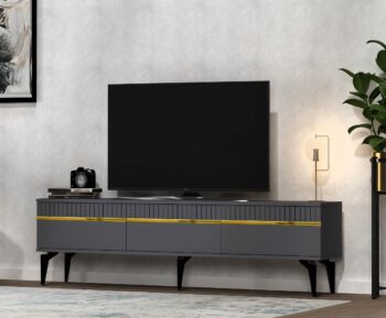 TV stolík DIMENSION - luxusný doplnok pre vašu obývaciu izbuTV stolík DIMENSION je perfektným spojením elegancie a funkčnosti, ktoré zaujme každého milovníka moderného dizajnu. Jeho luxusný vzhľad a praktické usporiadanie robia z tohto stolíka ideálny doplnok pre vašu obývaciu izbu.Vyrobený z vysoko kvalitného LTD materiálu s hrúbkou 18 mm, stolík DIMENSION zaručuje pevnosť a dlhú životnosť. Disponuje priestrannou skrinkou s tromi dvierkami, ktorá ponúka dostatok úložného priestoru pre vaše multimediálne zariadenia a ďalšie potreby. Vďaka svojmu modernému a luxusnému štýlu sa stolík stane stredobodom vašej obývačky.Hlavné vlastnosti produktu:Typ tovaru: TV stolíkVhodné do miestnosti: obývacia izbaMateriál: LTDRozmery: 44.6 x 180 x 29.6 cmFarba: antracit + zlatáVybavenie: skrinkaŠtýl: luxusnéPočet dvierok: 3Dodatočné informácie: Dodávame v demonte, plastové nožičkyTV stolík DIMENSION je dodávaný v demontovanom stave, čo uľahčuje prepravu a montáž. Plastové nožičky zaisťujú stabilitu a ochranu podlahy pred poškodením.