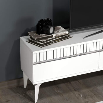 TV stolík DIMENSION - luxusný doplnok pre vašu obývaciu izbuTV stolík DIMENSION je perfektným spojením elegancie a funkčnosti, ktoré zaujme každého milovníka moderného dizajnu. Jeho luxusný vzhľad a praktické usporiadanie robia z tohto stolíka ideálny doplnok pre vašu obývaciu izbu.Vyrobený z vysoko kvalitného LTD materiálu s hrúbkou 18 mm, stolík DIMENSION zaručuje pevnosť a dlhú životnosť. Disponuje priestrannou skrinkou s tromi dvierkami, ktorá ponúka dostatok úložného priestoru pre vaše multimediálne zariadenia a ďalšie potreby. Vďaka svojmu modernému a luxusnému štýlu sa stolík stane stredobodom vašej obývačky.Hlavné vlastnosti produktu:Typ tovaru: TV stolíkVhodné do miestnosti: obývacia izbaMateriál: LTDRozmery: 44.6 x 180 x 29.6 cmFarba: biela + striebornáVybavenie: skrinkaŠtýl: luxusnéPočet dvierok: 3Dodatočné informácie: Dodávame v demonte, plastové nožičkyTV stolík DIMENSION je dodávaný v demontovanom stave, čo uľahčuje prepravu a montáž. Plastové nožičky zaisťujú stabilitu a ochranu podlahy pred poškodením.