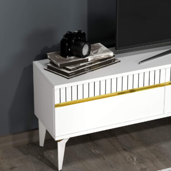 TV stolík DIMENSION - luxusný doplnok pre vašu obývaciu izbuTV stolík DIMENSION je perfektným spojením elegancie a funkčnosti, ktoré zaujme každého milovníka moderného dizajnu. Jeho luxusný vzhľad a praktické usporiadanie robia z tohto stolíka ideálny doplnok pre vašu obývaciu izbu.Vyrobený z vysoko kvalitného LTD materiálu s hrúbkou 18 mm, stolík DIMENSION zaručuje pevnosť a dlhú životnosť. Disponuje priestrannou skrinkou s tromi dvierkami, ktorá ponúka dostatok úložného priestoru pre vaše multimediálne zariadenia a ďalšie potreby. Vďaka svojmu modernému a luxusnému štýlu sa stolík stane stredobodom vašej obývačky.Hlavné vlastnosti produktu:Typ tovaru: TV stolíkVhodné do miestnosti: obývacia izbaMateriál: LTDRozmery: 44.6 x 180 x 29.6 cmFarba: biela + zlatáVybavenie: skrinkaŠtýl: luxusnéPočet dvierok: 3Dodatočné informácie: Dodávame v demonte, plastové nožičkyTV stolík DIMENSION je dodávaný v demontovanom stave, čo uľahčuje prepravu a montáž. Plastové nožičky zaisťujú stabilitu a ochranu podlahy pred poškodením.