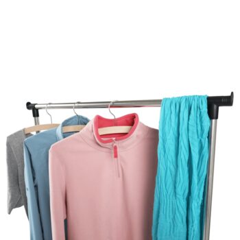 Pojazdný stojan na šaty Dolfo New v elegantnej čiernej farbe je ideálnym riešením pre každého, kto hľadá praktický a moderný doplnok do svojho interiéru. Tento stojan je navrhnutý tak, aby spĺňal všetky vaše potreby pri organizovaní oblečenia, či už doma alebo v kancelárii.