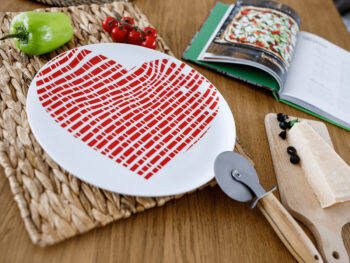 Tanier na pizzu Dolkom Typ 2 v elegantnej kombinácii bielej a červenej farby je ideálnym doplnkom pre každú modernú kuchyňu. Tento okrúhly tanier s priemerom 30 cm je vyrobený z kvalitného porcelánu, čo zaručuje jeho dlhú životnosť a odolnosť voči poškriabaniu. Vďaka svojmu modernému vzhľadu sa…