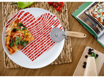 Tanier na pizzu Dolkom Typ 2 v elegantnej kombinácii bielej a červenej farby je ideálnym doplnkom pre každú modernú kuchyňu. Tento okrúhly tanier s priemerom 30 cm je vyrobený z kvalitného porcelánu, čo zaručuje jeho dlhú životnosť a odolnosť voči poškriabaniu. Vďaka svojmu modernému vzhľadu sa…