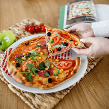 Tanier na pizzu Dolkom Typ 2 v elegantnej kombinácii bielej a červenej farby je ideálnym doplnkom pre každú modernú kuchyňu. Tento okrúhly tanier s priemerom 30 cm je vyrobený z kvalitného porcelánu, čo zaručuje jeho dlhú životnosť a odolnosť voči poškriabaniu. Vďaka svojmu modernému vzhľadu sa…