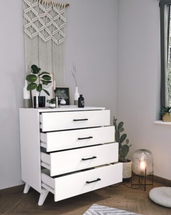 Praktická komoda DOMINO je v elegantnom a modernom prevedení. Vďaka farebnému prevedeniu dokonale zapadne do rôznych interiérov. Táto moderná komoda je vyrobená z kvalitných LTD dosiek, ktoré sú nenáročné na údržbu. Ich hrúbka je 18 mm. Farebné prevedenie: biela.Komoda disponuje štyrmi praktickými zásuvkami na uloženie vášho oblečenia, či iných vecí. Stojí na nožičkách, ktoré sú vysoké 12 cm.Rozmery skrine:Šírka: 76 cmVýška: 86,4 cmHĺbka: 44,2 cmDodávame v demontovanom stave. 