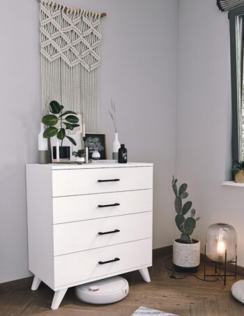 Praktická komoda DOMINO je v elegantnom a modernom prevedení. Vďaka farebnému prevedeniu dokonale zapadne do rôznych interiérov. Táto moderná komoda je vyrobená z kvalitných LTD dosiek, ktoré sú nenáročné na údržbu. Ich hrúbka je 18 mm. Farebné prevedenie: biela.Komoda disponuje štyrmi praktickými zásuvkami na uloženie vášho oblečenia, či iných vecí. Stojí na nožičkách, ktoré sú vysoké 12 cm.Rozmery skrine:Šírka: 76 cmVýška: 86,4 cmHĺbka: 44,2 cmDodávame v demontovanom stave. 