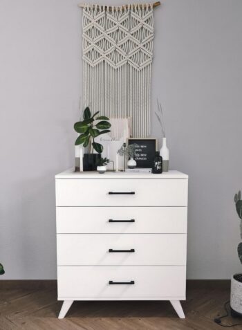 Praktická komoda DOMINO je v elegantnom a modernom prevedení. Vďaka farebnému prevedeniu dokonale zapadne do rôznych interiérov. Táto moderná komoda je vyrobená z kvalitných LTD dosiek, ktoré sú nenáročné na údržbu. Ich hrúbka je 18 mm. Farebné prevedenie: biela.Komoda disponuje štyrmi praktickými zásuvkami na uloženie vášho oblečenia, či iných vecí. Stojí na nožičkách, ktoré sú vysoké 12 cm.Rozmery skrine:Šírka: 76 cmVýška: 86,4 cmHĺbka: 44,2 cmDodávame v demontovanom stave. 