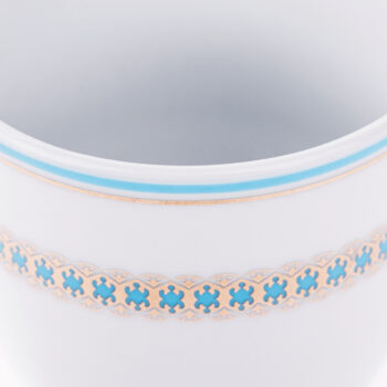 Predstavujeme vám elegantnú porcelánovú jedálenskú súpravu Donatella Baby Blue, ktorá sa stane ozdobou vášho stolovania. Táto súprava obsahuje 20 kusov, ktoré kombinujú moderný dizajn s klasickou eleganciou. Vďaka jemnej farebnej kombinácii modrej, bielej a zlatej farby dodáva…