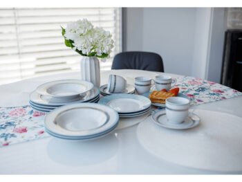 Predstavujeme vám elegantnú porcelánovú jedálenskú súpravu Donatella Baby Blue, ktorá sa stane ozdobou vášho stolovania. Táto súprava obsahuje 20 kusov, ktoré kombinujú moderný dizajn s klasickou eleganciou. Vďaka jemnej farebnej kombinácii modrej, bielej a zlatej farby dodáva…