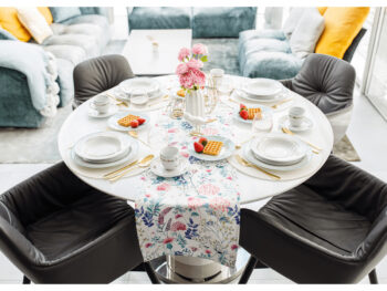 Predstavujeme vám elegantnú porcelánovú jedálenskú súpravu Donatella Baby Blue, ktorá sa stane ozdobou vášho stolovania. Táto súprava obsahuje 20 kusov, ktoré kombinujú moderný dizajn s klasickou eleganciou. Vďaka jemnej farebnej kombinácii modrej, bielej a zlatej farby dodáva…