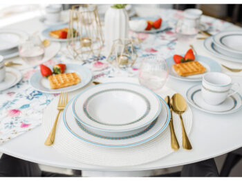 Predstavujeme vám elegantnú porcelánovú jedálenskú súpravu Donatella Baby Blue, ktorá sa stane ozdobou vášho stolovania. Táto súprava obsahuje 20 kusov, ktoré kombinujú moderný dizajn s klasickou eleganciou. Vďaka jemnej farebnej kombinácii modrej, bielej a zlatej farby dodáva…