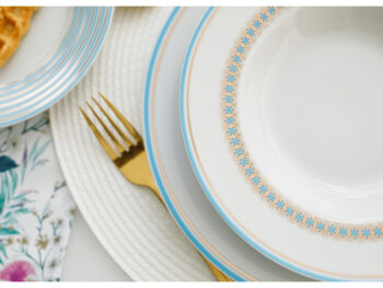 Predstavujeme vám elegantnú porcelánovú jedálenskú súpravu Donatella Baby Blue, ktorá sa stane ozdobou vášho stolovania. Táto súprava obsahuje 20 kusov, ktoré kombinujú moderný dizajn s klasickou eleganciou. Vďaka jemnej farebnej kombinácii modrej, bielej a zlatej farby dodáva…