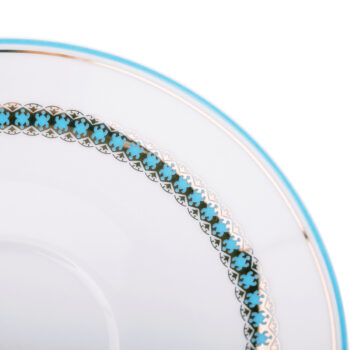 Predstavujeme vám elegantnú porcelánovú jedálenskú súpravu Donatella Baby Blue, ktorá sa stane ozdobou vášho stolovania. Táto súprava obsahuje 20 kusov, ktoré kombinujú moderný dizajn s klasickou eleganciou. Vďaka jemnej farebnej kombinácii modrej, bielej a zlatej farby dodáva…
