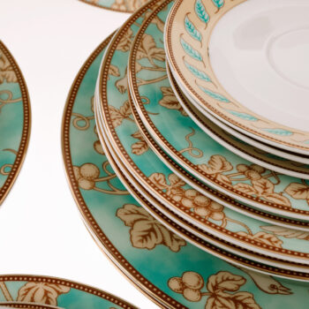 Predstavujeme vám elegantnú porcelánovú jedálenskú súpravu Donatella Turquoise, ktorá prinesie do vašej domácnosti nádych luxusu a moderného dizajnu. Táto súprava obsahuje 20 kusov, ktoré sú ideálne pre každodenné použitie aj špeciálne príležitosti. Vďaka kombinácii tyrkysovej,…