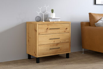Moderná komoda DORINA Vás očarí svojím precíznym spracovaním a nadčasovým farebným prevedením dub artisan.Komoda je vyrobená z veľmi kvalitného LTD materiálu. Obsahuje tri zásuvné šuplíky s čiernymi kovovými úchytkami.Štýlovosť jej dodávajú vysoké nožičky čiernej farby.Rozmery:- šírka: 70 cm,- výška: 70 cm,- hĺbka: 40 cm.Vďaka komode DORINA si vytvoríte krásny, mimoriadne útulný, ale aj funkčný interiér.Dodávame v demonte, pričom montáž je veľmi jednoduchá. 