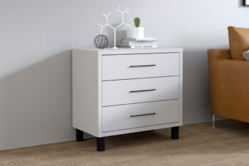 Moderná komoda DORINA Vás očarí svojím precíznym spracovaním a nadčasovým farebným prevedením svetlo šedá.Komoda je vyrobená z veľmi kvalitného LTD materiálu. Obsahuje tri zásuvné šuplíky s čiernymi kovovými úchytkami.Štýlovosť jej dodávajú vysoké nožičky čiernej farby.Rozmery:- šírka: 70 cm,- výška: 70 cm,- hĺbka: 40 cm.Vďaka komode DORINA si vytvoríte krásny, mimoriadne útulný, ale aj funkčný interiér.Dodávame v demonte, pričom montáž je veľmi jednoduchá. 