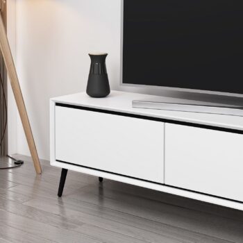 TV stolík DORY – Moderný a praktický doplnok do vašej obývačkyTV stolík DORY kombinuje štýlový dizajn s praktickým využitím. Jeho minimalistické prevedenie vo farebnej kombinácii biela a čierna pridá vášmu interiéru moderný nádych. Vďaka trom plným dvierkam ponúka dostatok úložného priestoru pre vaše multimediálne zariadenia, káble alebo ďalšie nevyhnutnosti.Hlavné vlastnosti produktu:Typ tovaru: TV stolíkVhodné do miestnosti: Obývacia izbaMateriál: Melamín, VT laminátRozmery: 45 x 180 x 35 cmFarba: Biela + čiernaVybavenie: Dvierka plnéPočet dvierok: 3Hrúbka materiálu: 18 mmDodatočné informácie: Dodávame v demonteTV stolík DORY je vyrobený z odolných materiálov, ktoré zaručujú jeho dlhú životnosť a jednoduchú údržbu. Jeho praktické usporiadanie vám umožní mať všetky veci prehľadne uložené. Zaobstarajte si TV stolík DORY a vytvorte si modernú a funkčnú obývaciu izbu, v ktorej bude každá chvíľa príjemnejšia!