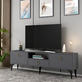 TV stolík DOTA - moderný a praktický doplnok pre vašu obývaciu izbuTV stolík DOTA je skvelým riešením pre každého, kto hľadá štýlový a funkčný nábytok do svojej obývačky. S jeho moderným dizajnom a praktickým usporiadaním ľahko udržíte svoj obývací priestor organizovaný a elegantný.Vyrobený z kvalitného LTD materiálu s hrúbkou 18 mm, stolík DOTA je pevný a odolný. Ponúka praktické úložné priestory v podobe skrinky s dvoma dvierkami, jednej zásuvky a regálku. Kovové úchytky nielenže dodávajú stolíku moderný vzhľad, ale tiež zaisťujú ľahké otváranie a manipuláciu.Hlavné vlastnosti produktu:Typ tovaru: TV stolíkVhodné do miestnosti: obývacia izbaMateriál: LTDRozmery: 49 x 140 x 30 cmFarba: antracitVybavenie: skrinka, 1 zásuvka, regálPočet dvierok: 2Úchytky: kovDodatočné informácie: Dodávame v demonte, plastové nožičkyTV stolík DOTA je dodávaný v demontovanom stave, čo uľahčuje prepravu a montáž. Plastové nožičky zaisťujú stabilitu a chránia podlahu pred poškodením.