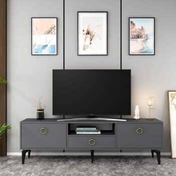 TV stolík DOTA - moderný a praktický doplnok pre vašu obývaciu izbuTV stolík DOTA je skvelým riešením pre každého, kto hľadá štýlový a funkčný nábytok do svojej obývačky. S jeho moderným dizajnom a praktickým usporiadaním ľahko udržíte svoj obývací priestor organizovaný a elegantný.Vyrobený z kvalitného LTD materiálu s hrúbkou 18 mm, stolík DOTA je pevný a odolný. Ponúka praktické úložné priestory v podobe skrinky s dvoma dvierkami, jednej zásuvky a regálku. Kovové úchytky nielenže dodávajú stolíku moderný vzhľad, ale tiež zaisťujú ľahké otváranie a manipuláciu.Hlavné vlastnosti produktu:Typ tovaru: TV stolíkVhodné do miestnosti: obývacia izbaMateriál: LTDRozmery: 49 x 140 x 30 cmFarba: antracitVybavenie: skrinka, 1 zásuvka, regálPočet dvierok: 2Úchytky: kovDodatočné informácie: Dodávame v demonte, plastové nožičkyTV stolík DOTA je dodávaný v demontovanom stave, čo uľahčuje prepravu a montáž. Plastové nožičky zaisťujú stabilitu a chránia podlahu pred poškodením.