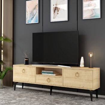 TV stolík DOTA - moderný a praktický doplnok pre vašu obývaciu izbuTV stolík DOTA je skvelým riešením pre každého, kto hľadá štýlový a funkčný nábytok do svojej obývačky. S jeho moderným dizajnom a praktickým usporiadaním ľahko udržíte svoj obývací priestor organizovaný a elegantný.Vyrobený z kvalitného LTD materiálu s hrúbkou 18 mm, stolík DOTA je pevný a odolný. Ponúka praktické úložné priestory v podobe skrinky s dvoma dvierkami, jednej zásuvky a regálku. Kovové úchytky nielenže dodávajú stolíku moderný vzhľad, ale tiež zaisťujú ľahké otváranie a manipuláciu.Hlavné vlastnosti produktu:Typ tovaru: TV stolíkVhodné do miestnosti: obývacia izbaMateriál: LTDRozmery: 49 x 140 x 30 cmFarba: dubVybavenie: skrinka, 1 zásuvka, regálPočet dvierok: 2Úchytky: kovDodatočné informácie: Dodávame v demonte, plastové nožičkyTV stolík DOTA je dodávaný v demontovanom stave, čo uľahčuje prepravu a montáž. Plastové nožičky zaisťujú stabilitu a chránia podlahu pred poškodením.