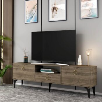 TV stolík DOTA - moderný a praktický doplnok pre vašu obývaciu izbuTV stolík DOTA je skvelým riešením pre každého, kto hľadá štýlový a funkčný nábytok do svojej obývačky. S jeho moderným dizajnom a praktickým usporiadaním ľahko udržíte svoj obývací priestor organizovaný a elegantný.Vyrobený z kvalitného LTD materiálu s hrúbkou 18 mm, stolík DOTA je pevný a odolný. Ponúka praktické úložné priestory v podobe skrinky s dvoma dvierkami, jednej zásuvky a regálku. Kovové úchytky nielenže dodávajú stolíku moderný vzhľad, ale tiež zaisťujú ľahké otváranie a manipuláciu.Hlavné vlastnosti produktu:Typ tovaru: TV stolíkVhodné do miestnosti: obývacia izbaMateriál: LTDRozmery: 49 x 140 x 30 cmFarba: orechVybavenie: skrinka, 1 zásuvka, regálPočet dvierok: 2Úchytky: kovDodatočné informácie: Dodávame v demonte, plastové nožičkyTV stolík DOTA je dodávaný v demontovanom stave, čo uľahčuje prepravu a montáž. Plastové nožičky zaisťujú stabilitu a chránia podlahu pred poškodením.