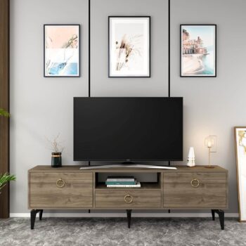 TV stolík DOTA - moderný a praktický doplnok pre vašu obývaciu izbuTV stolík DOTA je skvelým riešením pre každého, kto hľadá štýlový a funkčný nábytok do svojej obývačky. S jeho moderným dizajnom a praktickým usporiadaním ľahko udržíte svoj obývací priestor organizovaný a elegantný.Vyrobený z kvalitného LTD materiálu s hrúbkou 18 mm, stolík DOTA je pevný a odolný. Ponúka praktické úložné priestory v podobe skrinky s dvoma dvierkami, jednej zásuvky a regálku. Kovové úchytky nielenže dodávajú stolíku moderný vzhľad, ale tiež zaisťujú ľahké otváranie a manipuláciu.Hlavné vlastnosti produktu:Typ tovaru: TV stolíkVhodné do miestnosti: obývacia izbaMateriál: LTDRozmery: 49 x 140 x 30 cmFarba: orechVybavenie: skrinka, 1 zásuvka, regálPočet dvierok: 2Úchytky: kovDodatočné informácie: Dodávame v demonte, plastové nožičkyTV stolík DOTA je dodávaný v demontovanom stave, čo uľahčuje prepravu a montáž. Plastové nožičky zaisťujú stabilitu a chránia podlahu pred poškodením.