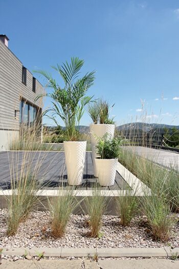 Vysoký plastový kvetináč DPMT400 40 cm zaujme jedinečným štíhlym dizajnom, prepletaným vzorom, funkčnosťou a moderným farebným prevedením biela. Súčasťou kvetináča je praktická vkladka s úchytkami, ktorá zníži množstvo potrebnej zeminy a uľahči tak výsadbu kvetín, rastlín či iných byliniek.…