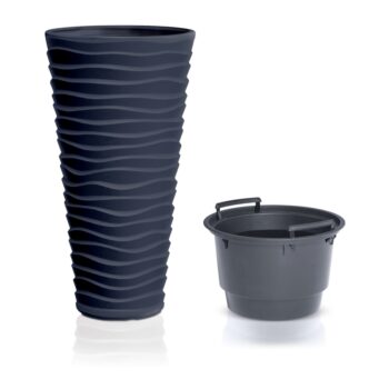 Dizajn plastového kvetináča DPSA300 29,6 cm bol inšpirovaný robustnosťou keramických kvetináčov. Farebné prevedenie tohto kúsku, so zaujímavým vodorovným nerovnomerným vlnkovaním, je antracit, vďaka čomu pôsobí moderne, nadčasovo a dokonale sa farebne prispôsobí akémukoľvek zariadeniu interiéru či…