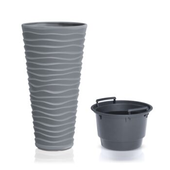 Dizajn plastového kvetináča DPSA350 34,6 cm bol inšpirovaný robustnosťou keramických kvetináčov. Farebné prevedenie tohto kúsku, so zaujímavým vodorovným nerovnomerným vlnkovaním, je sivý kameň, vďaka čomu pôsobí moderne, nadčasovo a dokonale sa farebne prispôsobí akémukoľvek zariadeniu interiéru…