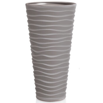 Dizajn vysokého plastového kvetináča DPSA400 38,7 cm bol inšpirovaný robustnosťou keramických kvetináčov. Farebné prevedenie tohto kúsku, so zaujímavým vodorovným nerovnomerným vlnkovaním, je mocca, vďaka čomu pôsobí moderne, nadčasovo a dokonale sa farebne prispôsobí akémukoľvek zariadeniu…