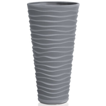 Dizajn vysokého plastového kvetináča DPSA400 38,7 cm bol inšpirovaný robustnosťou keramických kvetináčov. Farebné prevedenie tohto kúsku, so zaujímavým vodorovným nerovnomerným vlnkovaním, je sivý kameň, vďaka čomu pôsobí moderne, nadčasovo a dokonale sa farebne prispôsobí akémukoľvek zariadeniu…