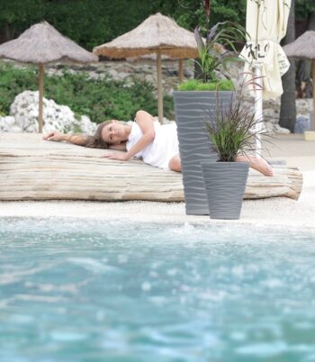 Dizajn vysokého plastového kvetináča DPSA400 38,7 cm bol inšpirovaný robustnosťou keramických kvetináčov. Farebné prevedenie tohto kúsku, so zaujímavým vodorovným nerovnomerným vlnkovaním, je sivý kameň, vďaka čomu pôsobí moderne, nadčasovo a dokonale sa farebne prispôsobí akémukoľvek zariadeniu…