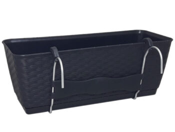 Plastový balkónový kvetináč DRL400PW 38,6 cm je obdĺžnikový kvetináč s textúrou imitujúcou vypletaný umelý ratan v krásnom prevedení antracit. Jeho súčasťou je praktická priehradka, ktorá sa postará o správne zavlažovanie rastlín. Predlžuje čas, počas ktorého je pôda vlhká, šetrí vodu menším…