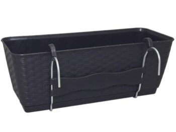 Plastový balkónový kvetináč DRL400PW 38,6 cm je obdĺžnikový kvetináč s textúrou imitujúcou vypletaný umelý ratan v krásnom prevedení hnedá. Jeho súčasťou je praktická priehradka, ktorá sa postará o správne zavlažovanie rastlín. Predlžuje čas, počas ktorého je pôda vlhká, šetrí vodu menším…