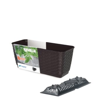 Plastový balkónový kvetináč DRL400PW 38,6 cm je obdĺžnikový kvetináč s textúrou imitujúcou vypletaný umelý ratan v krásnom prevedení hnedá. Jeho súčasťou je praktická priehradka, ktorá sa postará o správne zavlažovanie rastlín. Predlžuje čas, počas ktorého je pôda vlhká, šetrí vodu menším…