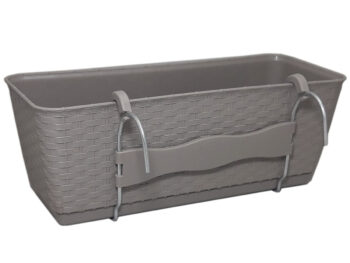 Plastový balkónový kvetináč DRL400PW 38,6 cm je obdĺžnikový kvetináč s textúrou imitujúcou vypletaný umelý ratan v krásnom prevedení mocca. Jeho súčasťou je praktická priehradka, ktorá sa postará o správne zavlažovanie rastlín. Predlžuje čas, počas ktorého je pôda vlhká, šetrí vodu menším…