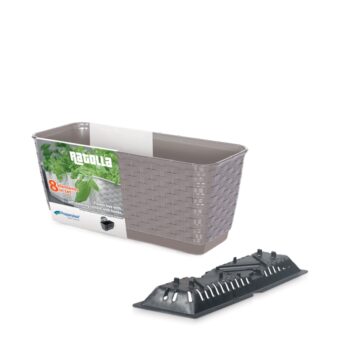 Plastový balkónový kvetináč DRL400PW 38,6 cm je obdĺžnikový kvetináč s textúrou imitujúcou vypletaný umelý ratan v krásnom prevedení mocca. Jeho súčasťou je praktická priehradka, ktorá sa postará o správne zavlažovanie rastlín. Predlžuje čas, počas ktorého je pôda vlhká, šetrí vodu menším…