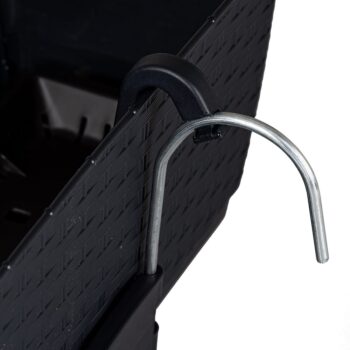 Plastový balkónový kvetináč DRL500PW 49,2 cm je obdĺžnikový kvetináč s textúrou imitujúcou vypletaný umelý ratan v krásnom prevedení antracit. Jeho súčasťou je praktická priehradka, ktorá sa postará o správne zavlažovanie rastlín. Predlžuje čas, počas ktorého je pôda vlhká, šetrí vodu menším…