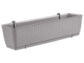 Plastový balkónový kvetináč DRL500PW 49,2 cm je obdĺžnikový kvetináč s textúrou imitujúcou vypletaný umelý ratan v krásnom prevedení mocca. Jeho súčasťou je praktická priehradka, ktorá sa postará o správne zavlažovanie rastlín. Predlžuje čas, počas ktorého je pôda vlhká, šetrí vodu menším…