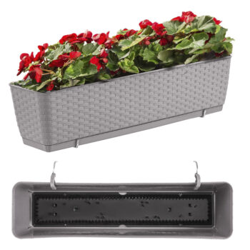 Plastový balkónový kvetináč DRL500PW 49,2 cm je obdĺžnikový kvetináč s textúrou imitujúcou vypletaný umelý ratan v krásnom prevedení mocca. Jeho súčasťou je praktická priehradka, ktorá sa postará o správne zavlažovanie rastlín. Predlžuje čas, počas ktorého je pôda vlhká, šetrí vodu menším…