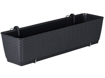 Plastový balkónový kvetináč DRL600PW 59 cm je obdĺžnikový kvetináč s textúrou imitujúcou vypletaný umelý ratan v krásnom prevedení antracit. Jeho súčasťou je praktická priehradka, ktorá sa postará o správne zavlažovanie rastlín. Predlžuje čas, počas ktorého je pôda vlhká, šetrí vodu menším…