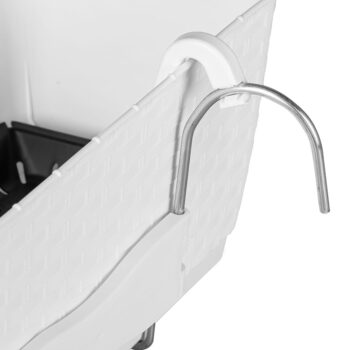 Plastový balkónový kvetináč DRL600PW 59 cm je obdĺžnikový kvetináč s textúrou imitujúcou vypletaný umelý ratan v krásnom prevedení biela. Jeho súčasťou je praktická priehradka, ktorá sa postará o správne zavlažovanie rastlín. Predlžuje čas, počas ktorého je pôda vlhká, šetrí vodu menším odparovaním…