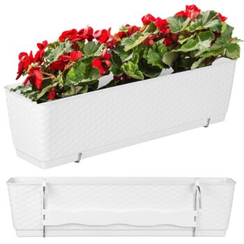 Plastový balkónový kvetináč DRL600PW 59 cm je obdĺžnikový kvetináč s textúrou imitujúcou vypletaný umelý ratan v krásnom prevedení biela. Jeho súčasťou je praktická priehradka, ktorá sa postará o správne zavlažovanie rastlín. Predlžuje čas, počas ktorého je pôda vlhká, šetrí vodu menším odparovaním…