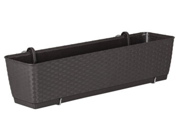 Plastový balkónový kvetináč DRL600PW 59 cm je obdĺžnikový kvetináč s textúrou imitujúcou vypletaný umelý ratan v krásnom prevedení hnedá. Jeho súčasťou je praktická priehradka, ktorá sa postará o správne zavlažovanie rastlín. Predlžuje čas, počas ktorého je pôda vlhká, šetrí vodu menším odparovaním…